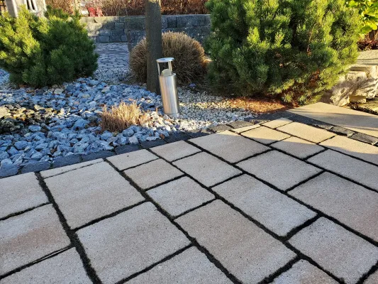 Bild: Terrassenfugen farbig und individuell gestalten mit dem passenden Pflasterfugenmörtel 