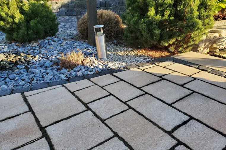 Bild: Terrassenfugen farbig und individuell gestalten mit dem passenden Pflasterfugenmörtel 