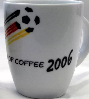 Bild: Statt Champagner wird aus diesem „Pokal“ Kaffee getrunken: „Cup of Coffee“: Souvenir und Trophäe für Fußballfans