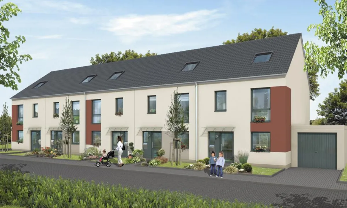 Haustyp Vista L mit 127 m² Wohnfläche – auf Grundstücken bis zu 388 m². Die Fassaden in gedeckten Erdtönen und mit rot-braunen Farbakzenten unterstreichen den wertigen Charakter der Häuser.