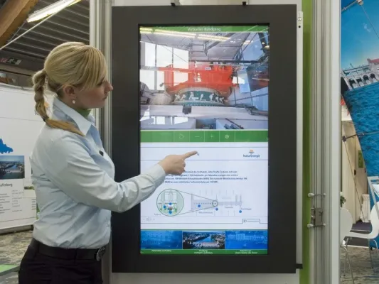 Bild: Eines für alle - Das TouchOverlay von data-touch.de macht jeden 42" LCD zum interaktiven Touchscreen