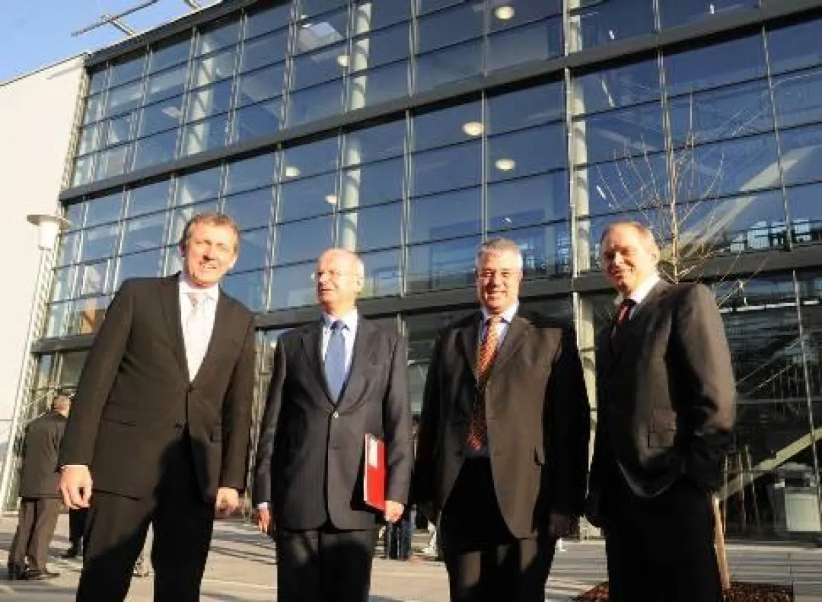 Mannheims OB Dr. Peter Kurz zusammen mit Prof. Dr. Peter Frankenberg, Prof. Dr. Johannes Beverungen und Bernhard Schreier, Vorstandsvorsitzender der Heidelberger Druckmaschinen AG, vor dem neuen Zentr