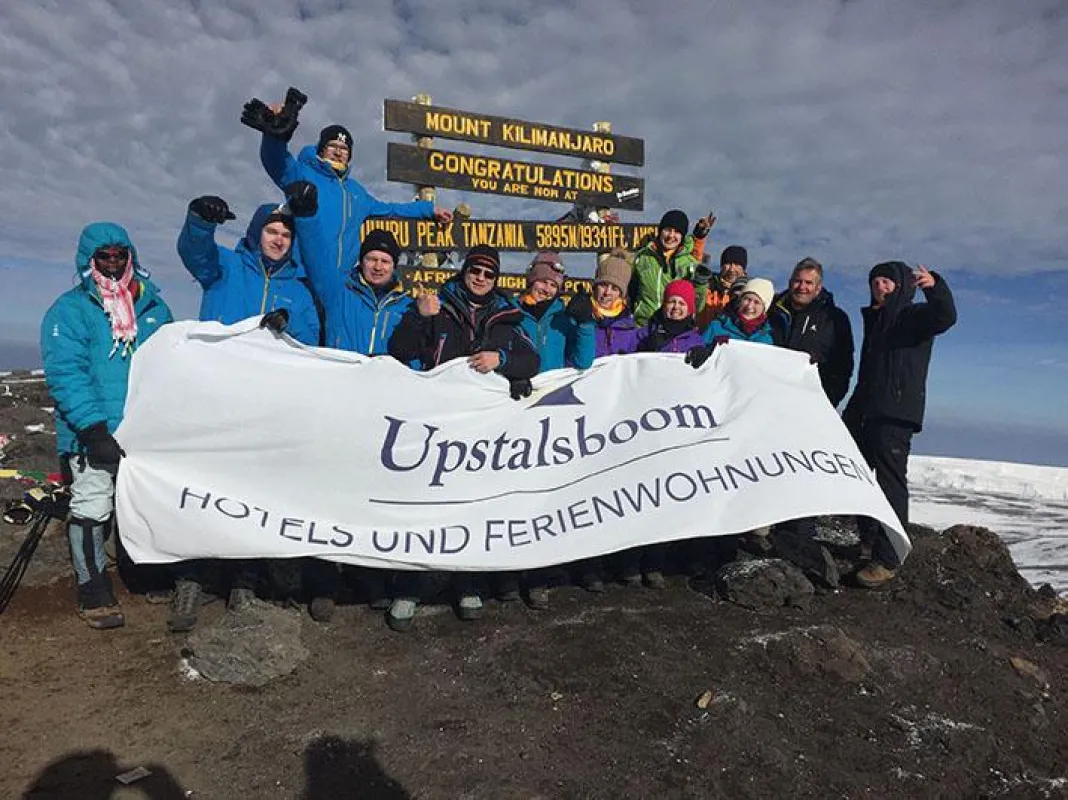 Acht Upstalsboom-Auszubildende und weitere Begleiter auf dem Gipfel des Kilimandscharo.