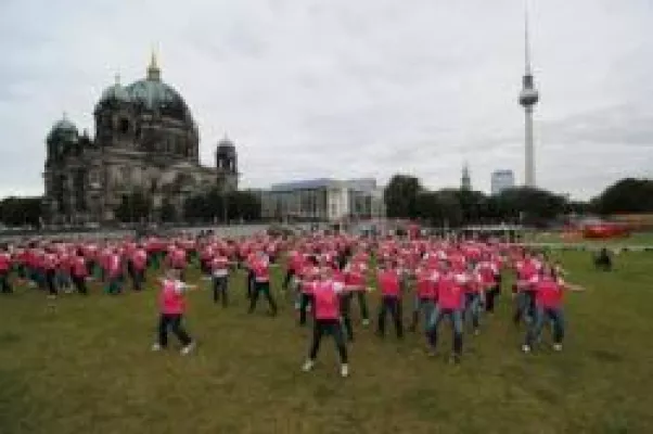 Bild: Flashmob auf dem Schloßplatz: Mrs.Sporty tanzt für den guten Zweck