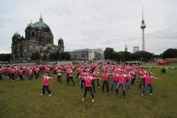 Flashmob auf dem Schloßplatz: Mrs.Sporty tanzt für den guten Zweck Bild: Flashmob auf dem Schloßplatz: Mrs.Sporty tanzt für den guten Zweck