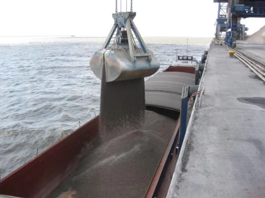 Bild: Umschlagsteigerung um knapp 5% im ersten Halbjahr bei Brunsbüttel Ports