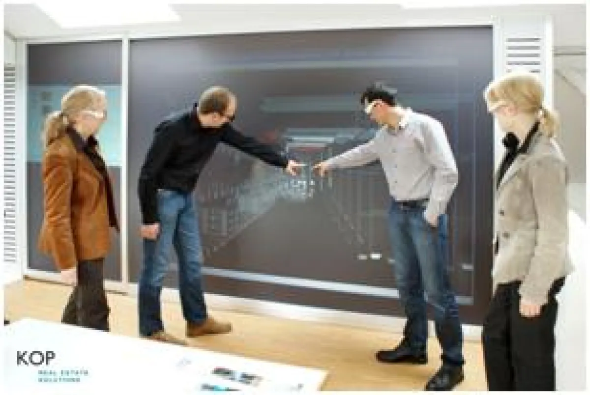 Besprechung Bauvorhaben vor einer interaktiven Powerwall