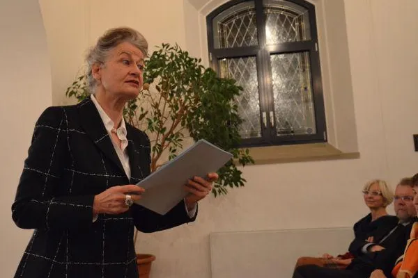 Bild: "Über den Verstand das Herz erreichen" - Ursula Cantieni las im Schloss Liebenau