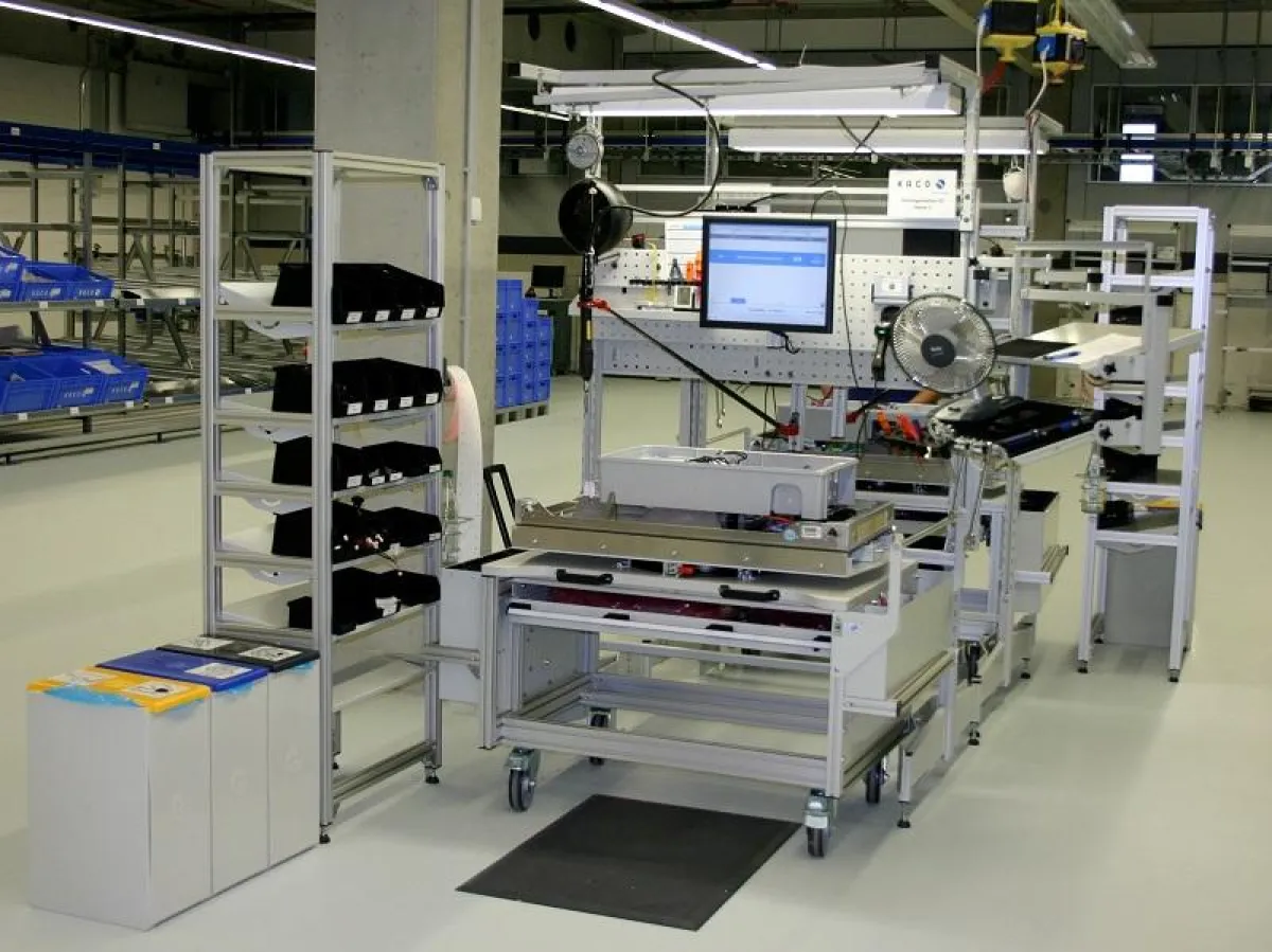 Standardisierter Arbeitsplatz mit angedocktem Wagen als Werkstückträger