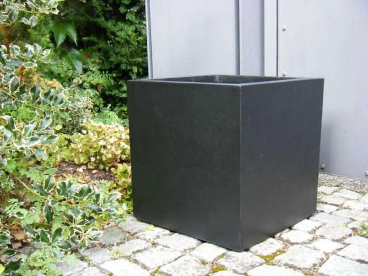 Pflanzkübel aus Fiberglas werden in aufwendiger Handarbeit gefertigt