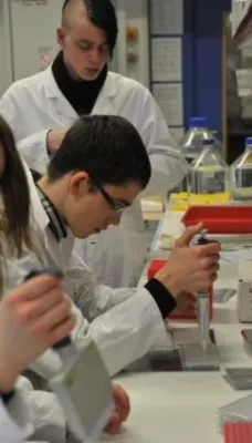Bild: Internationale Biologie Olympiade: Die Besten von Bayern übten im Labor