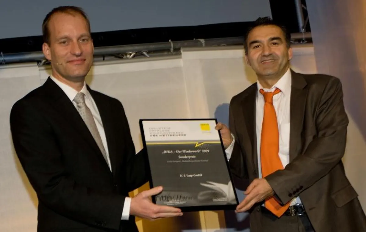 Georg-Friedrich Blocher (links), Vorstand der TANNER AG, überreicht Bülent Kulay die Auszeichnung ?Best of the Best?