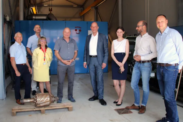 Bild: Wirtschaftsminister Wolfgang Tiefensee besucht H&E Bohrtechnik: Leistungsfähigkeit und Innovationsgeist