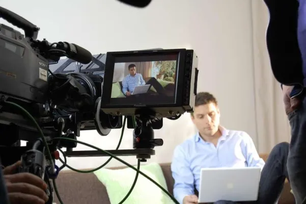 Bild: Lehrgangsteilnehmer im Werbespot - Studiengemeinschaft Darmstadt (SGD) setzt auf authentische Darsteller