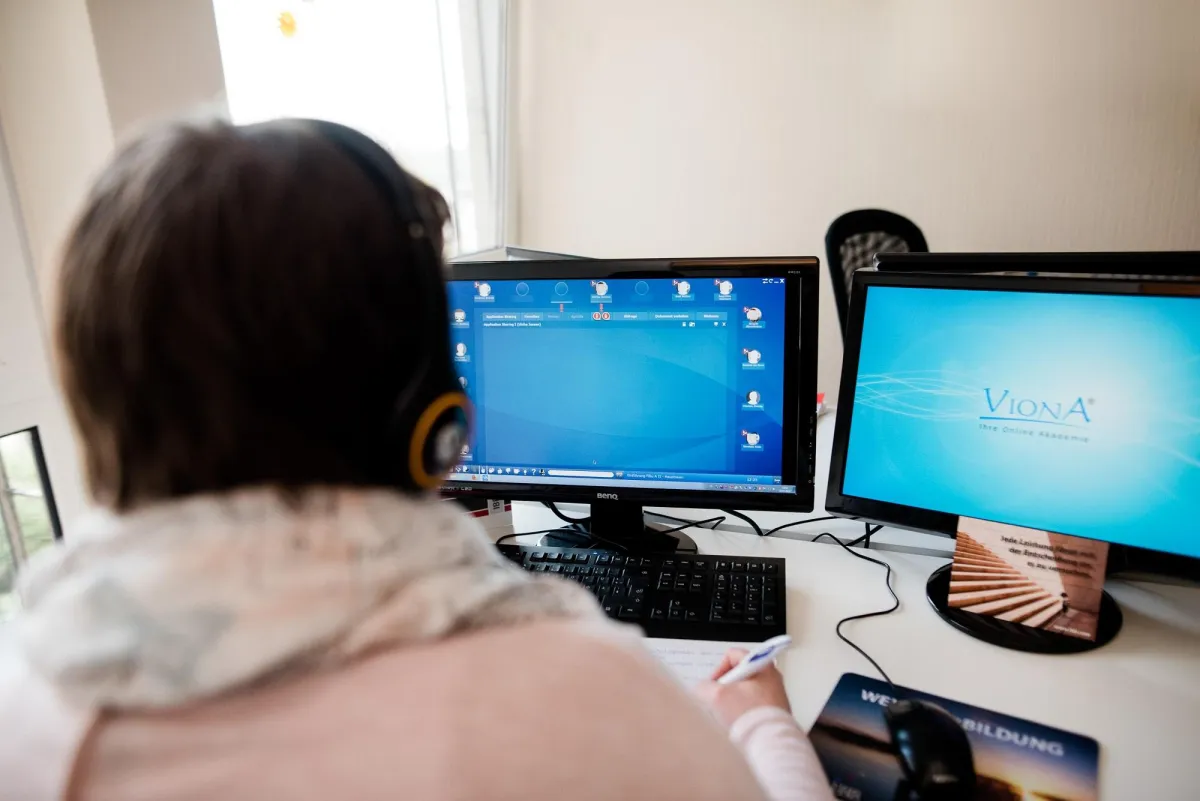 Leerlauf während der Kurzarbeit kann man gut zur Weiterbildung im virtuellen Seminarraum nutzen.