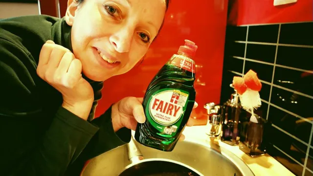 Bild: The Potters: Fairy Ultra Plus Konzentrat mit Fairy Dosierschwamm im YouTuber-Test