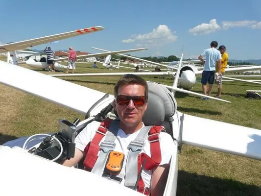 Wir sind SegelflugWELTMEISTER - "007" Hovestadt holt Gold. Silber für Sailer und Kießling. Buchthal mit Bronze. Bild: Wir sind SegelflugWELTMEISTER - "007" Hovestadt holt Gold. Silber für Sailer und Kießling. Buchthal mit Bronze.