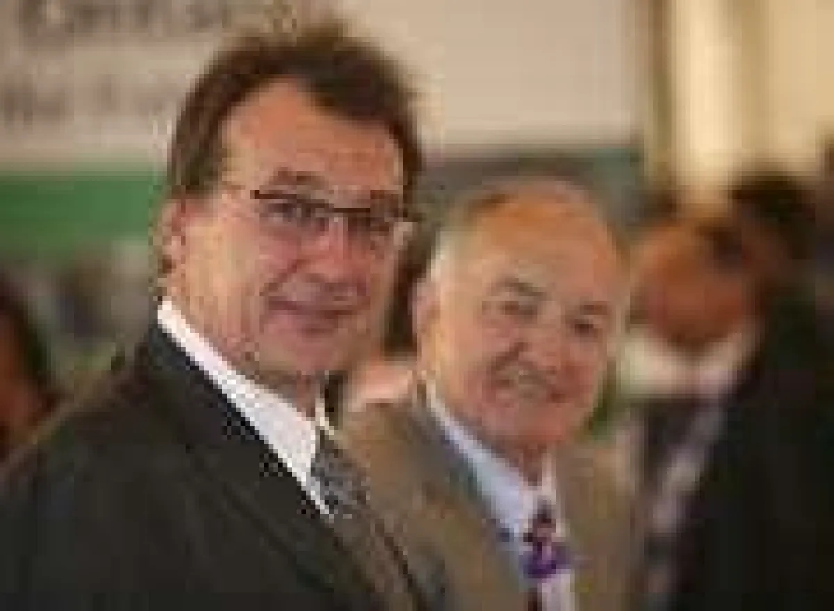 „f-cell“-Veranstalter Peter Sauber (links), Geschäftsführer der Peter Sauber Agentur Messen und Kongresse GmbH, pflegt den persönlichen Kontakt zu Referenten und Besuchern. Foto: Peter Sauber Agentur 