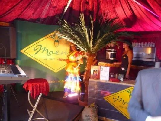 Bild: Moema Espresso Republic verwöhnt Gäste des Berliner Hoffest 2009 mit Samba und Gourmet- Espressokreationen