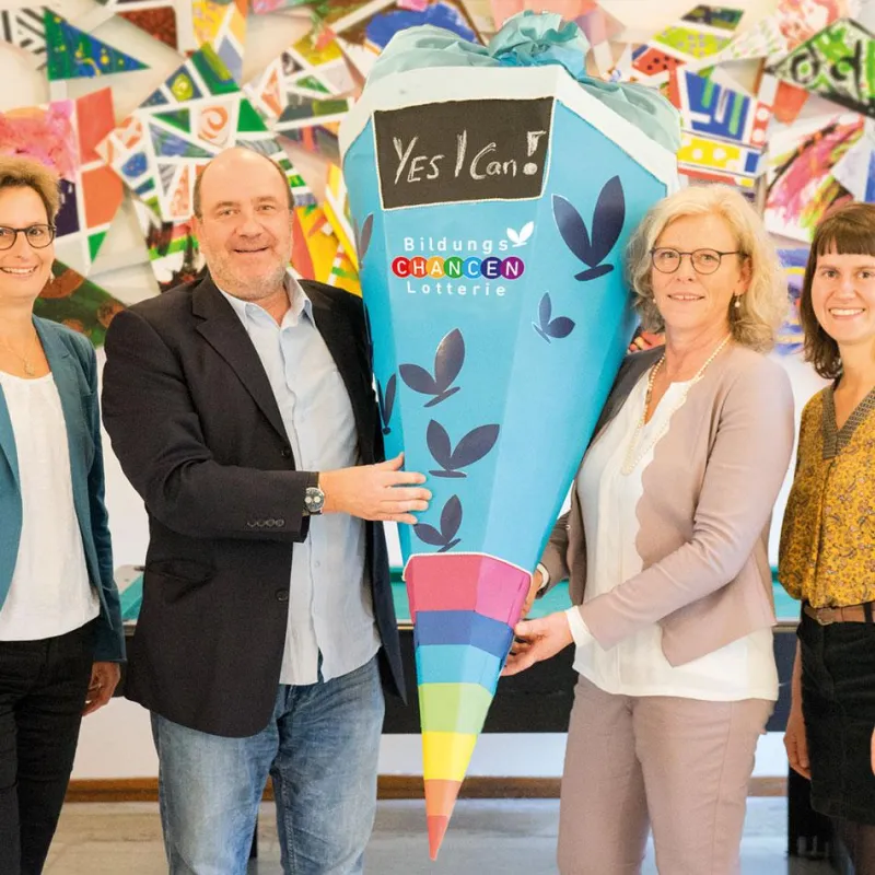 Die Bildungslotterie hat dem vij eine Schultüte übergeben, die für 8.505 EUR Fördermittel steht.