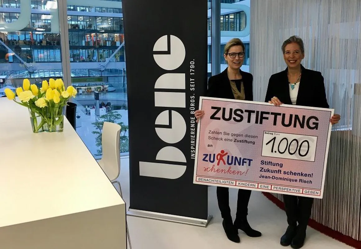 Die Standortleitung in Frankfurt überreicht die großzügige Zustiftung