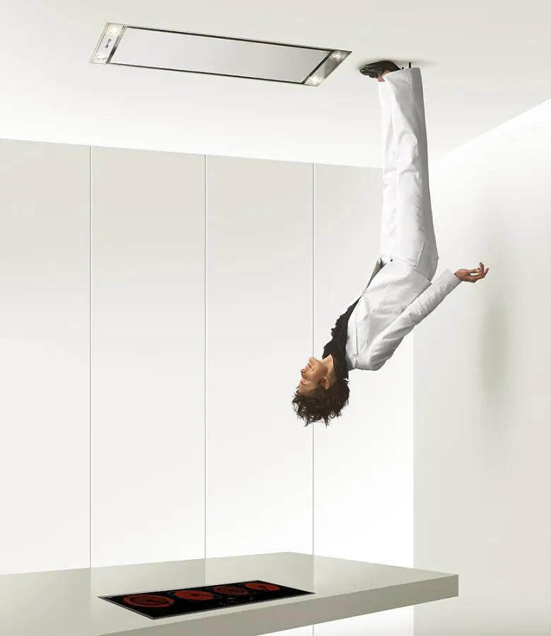 Mit der Deckenhaube Pureline von NOVY wird beim Kochen völlige Kopffreiheit erreicht.