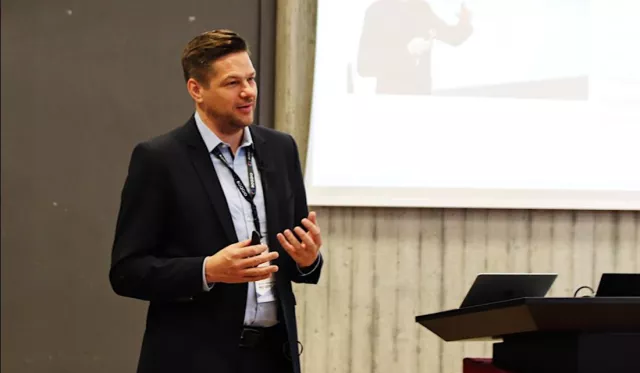 Bild: Datengetrieben im Verbund: minubo CEO Lennard Stoever beim Vortrag auf der HIS Tagung 2019