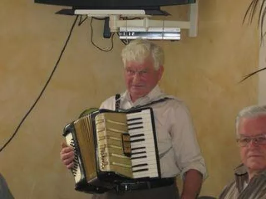 Bild: (17.05.2009) Morsbach - Uffelmann, Schuh und Stricker gratulieren MGV Eintracht zu drei Goldmedaillen