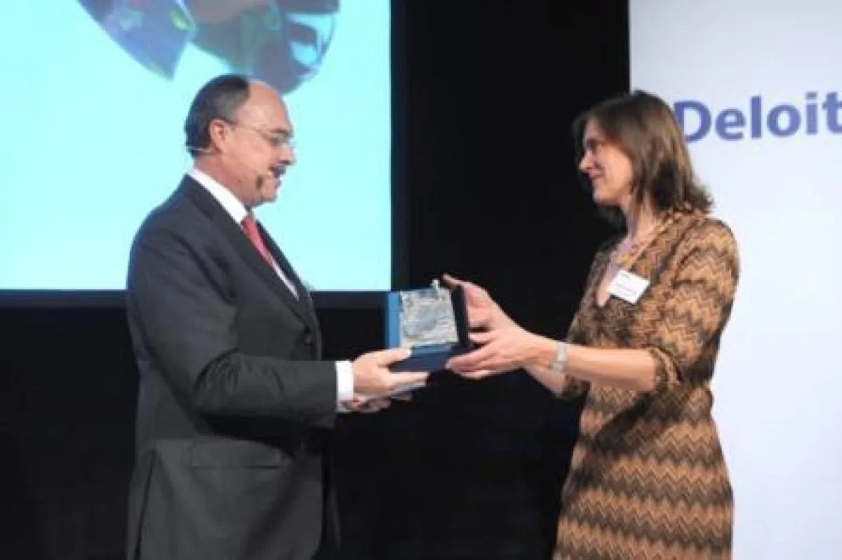 Barbara Gehrlicher nimmt den Technologie Fast 50-Award entgegen (Quelle: Deloitte / Bildschön GmbH)