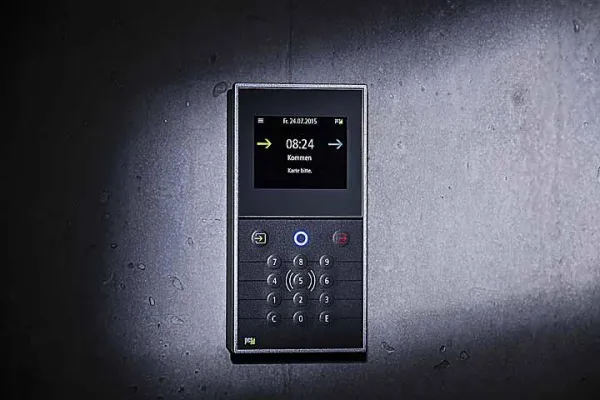 Bild: PCS präsentiert neues hybrides Zeiterfassungsterminal INTUS 5200 mit Touch und Tastatur