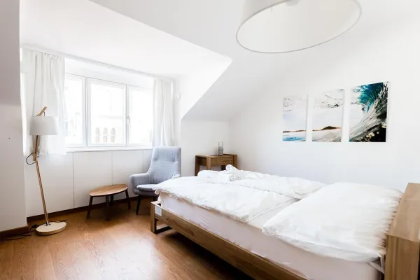 Bild: Übernachten in einer Galerie - Tikamoon kooperiert mit Skygallery Wien