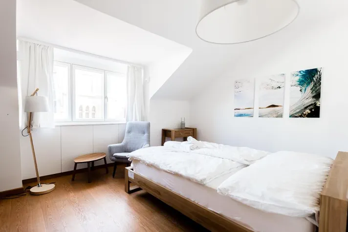 Bild: Übernachten in einer Galerie - Tikamoon kooperiert mit Skygallery Wien