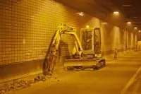 Bild: Tunnel-Sanierung mit speziell ausgerüsteten HKL Mietmaschinen