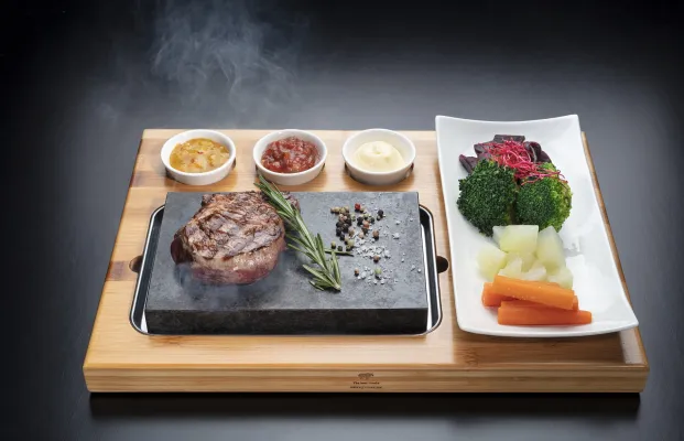 Beefstone ist Grillgenuss pur – Fleisch wird direkt am Tisch auf heißem Naturstein fettfrei zubereitet. Bild: Beefstone ist Grillgenuss pur – Fleisch wird direkt am Tisch auf heißem Naturstein fettfrei zubereitet.