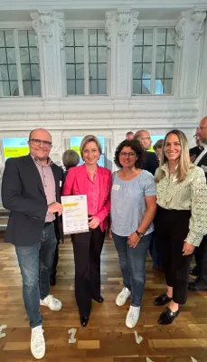 Bild:  Brillen-Mosqua erhält hohe Auszeichnung im Neuen Schloss - Intensives Unternehmensengagement wird gewürdigt 