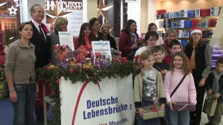 Bild: Freudiger Nikolaus mit HELA und Deutsche Lebensbrücke e.V.