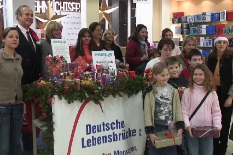 Freudiger Nikolaus mit HELA und Deutsche Lebensbrücke e.V. Bild: Freudiger Nikolaus mit HELA und Deutsche Lebensbrücke e.V.