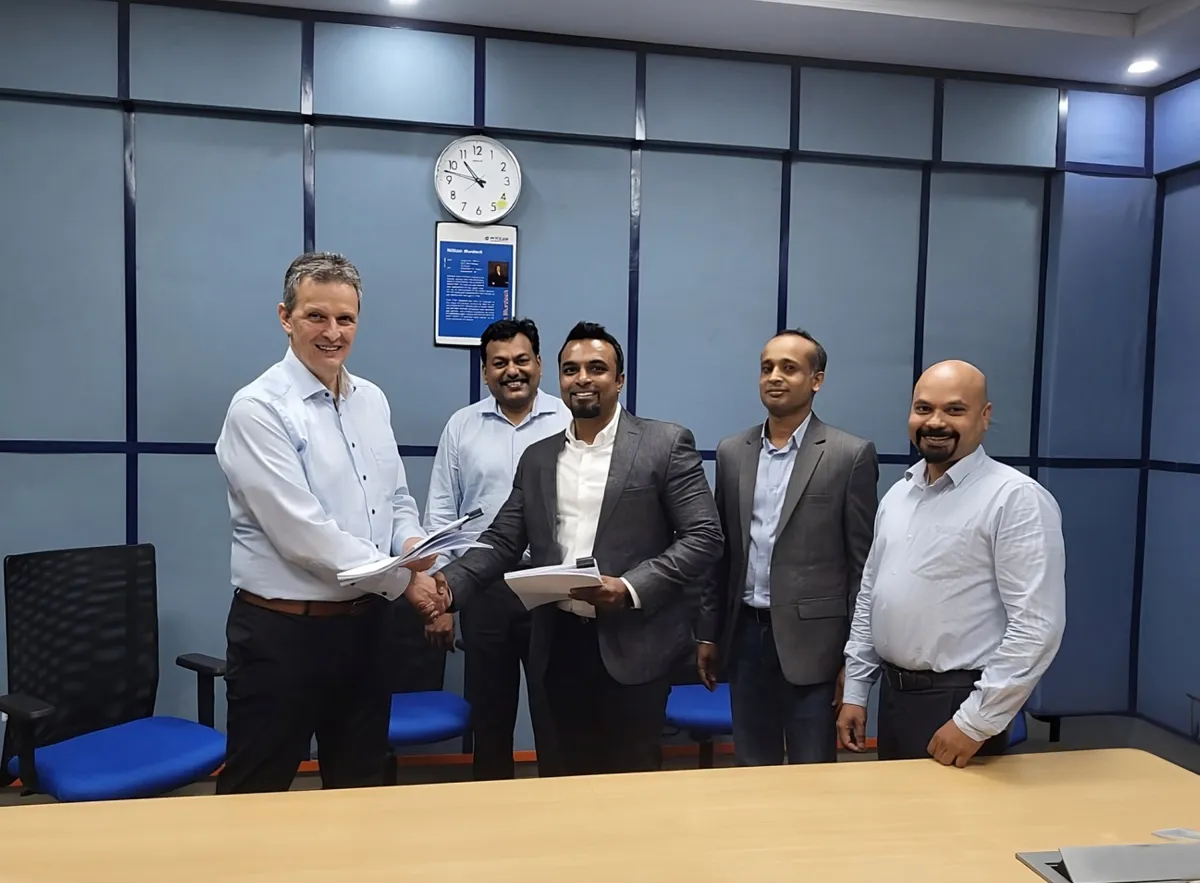 Handschlag zwischen Jürgen Rotzler und Anuroop Madiyath nach der Vertragsunterzeichnung (© ROTZLER HOLDING GmbH + Co. KG)