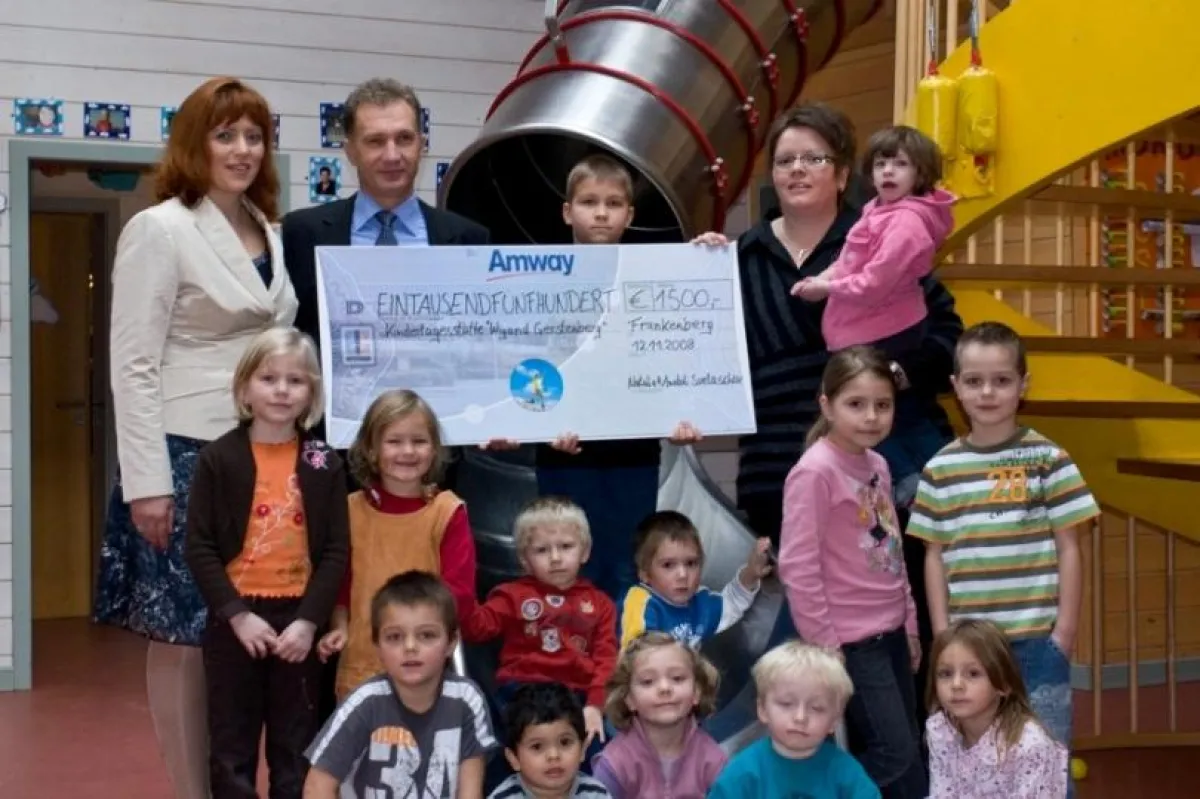 1.500 Euro für die Integrative Kindertagesstätte Wigand-Gerstenberg (v.l.n.r.): Natalia und Anatoli Svetaschov (Amway Vertriebspartner) und Carina Clement (Leiterin der Kindertagesstätte).