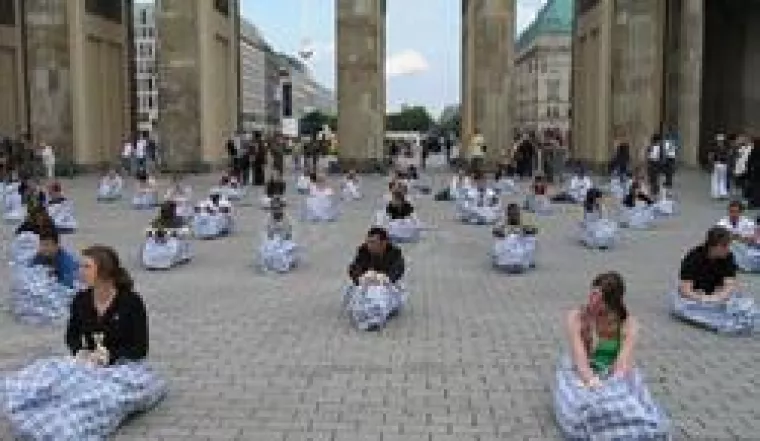 Bild: Aktionskunst unter Polizeischutz - Gefährliche Kunst in Berlin