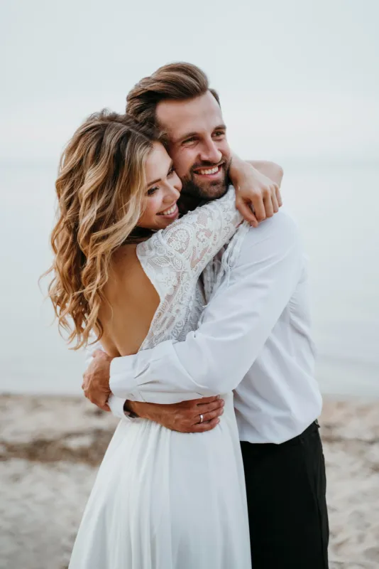 License Item: Bride and groom having a beach wedding (© License type: Premium license (Unlimited use without attribution) Licensor´s author: Freepik )