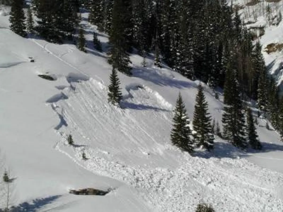 Schneebrettlawine: Schwache Schneeschicht kann darauf liegende Schichten nicht halten