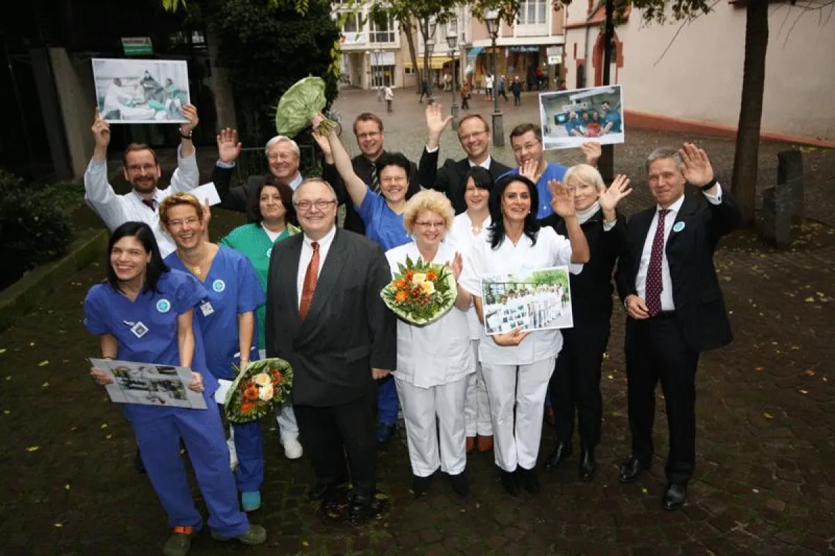 Mit Vertretern der Siegerteams freuten sich Jürgen Banzer, Hessischer Minister für Arbeit, Familie und Gesundheit, Holger Strehlau, Präsident der Hessischen Krankenhausgesellschaft und Peter Römer, Vi
