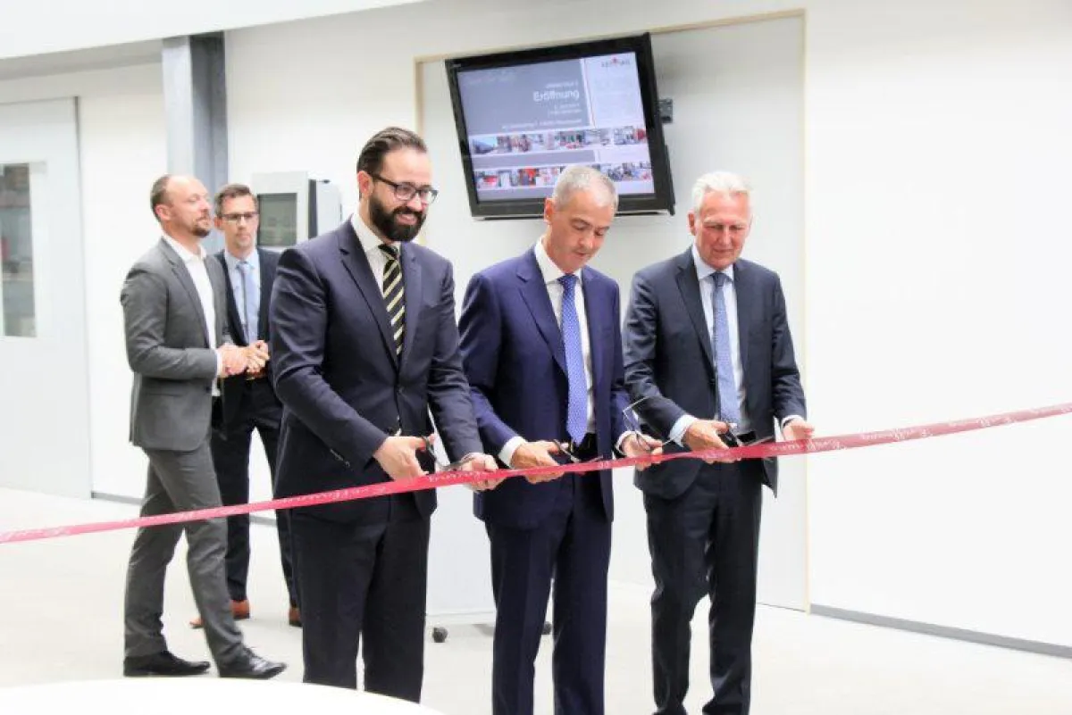 Sebastian Gemkow, Gerhard Luftensteiner und Hans-Jürgen Grämer weihten die Produktionshalle ein.