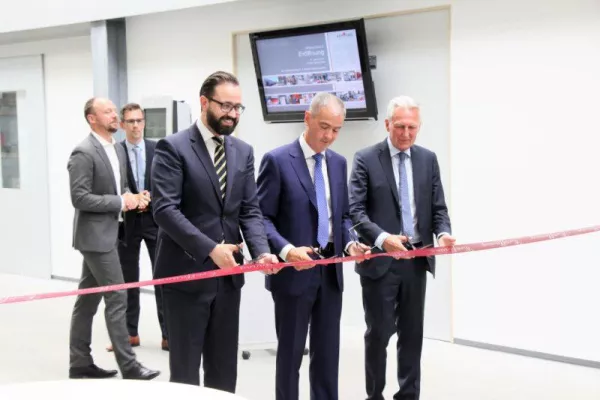 Bild: Sächsischer Justizminister weiht neue Produktionshalle ein