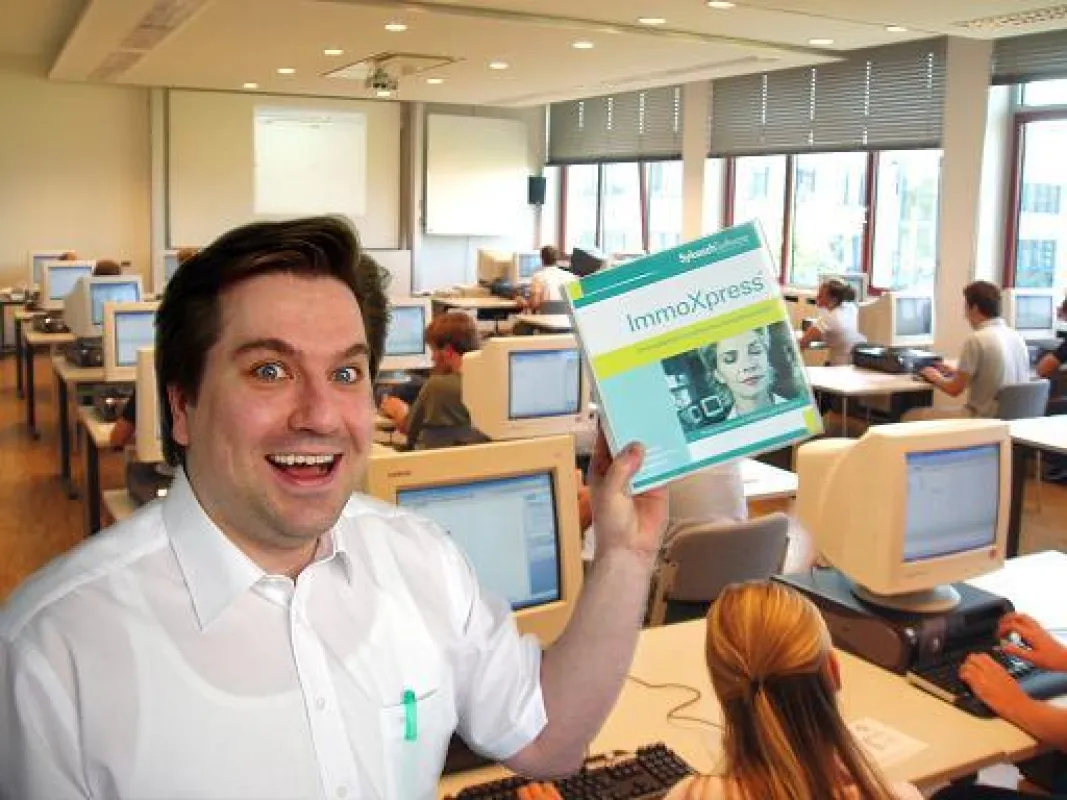 Hoch die Hand: Matthias Sykosch mit seiner Software „ImmoXpress“ im Schulungsraum des EBZ. Dort wird die kommende Hausverwalter-Generation ausgebildet. Foto: Sebastian Hellweg