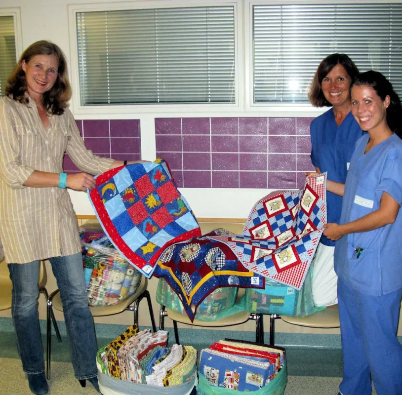 Regina Gärtner übergab die Frühchenquilts dankbaren Krankenschwestern des III. Ordens