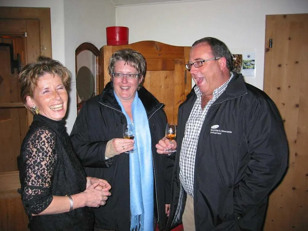 von links: Monika Martin mit Gisela und Christian Kaufmann, Gebietsverkaufsleiter Scottish & Newcastle Switzerland