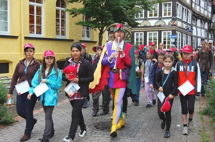 Bild: Die Geschichte wiederholt sich - weltgrößter Kinderauszug in Hameln