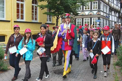 Die Geschichte wiederholt sich - weltgrößter Kinderauszug in Hameln Bild: Die Geschichte wiederholt sich - weltgrößter Kinderauszug in Hameln